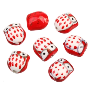 Gros plan de perles chouettes en céramique peintes à la main pour création de bijoux