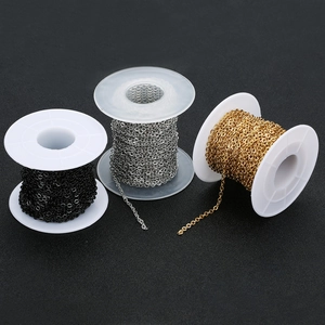 Detail von 2mm Edelstahlketten in Gold, Silber und Schwarz auf Spulen für DIY-Schmuck