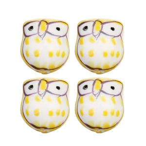 Détail de quatre perles chouettes en céramique peintes à la main pour création de bijoux