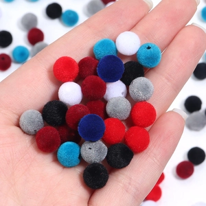 Bunte beflockte Perlen für DIY-Schmuck in der Hand zum Größenvergleich gezeigt