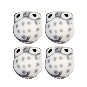 Vue détaillée de quatre perles chouettes en céramique peintes à la main pour bijoux DIY