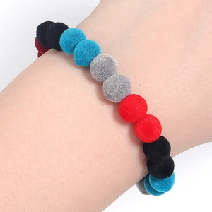Nahaufnahme eines bunten Armbands aus beflockten Harzperlen mit weicher Plüschtextur