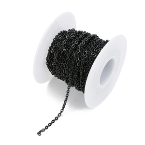 Detail einer 2mm schwarzen Edelstahl-Flachkette auf Rolle für handgefertigten DIY-Schmuck