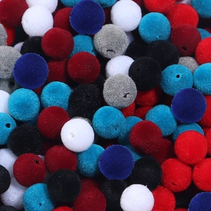 Nahaufnahme bunter beflockter Harzperlen für DIY-Schmuck und Armbandherstellung