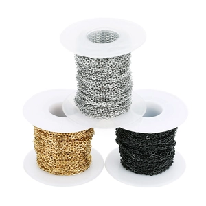 Detailansicht von 2mm Edelstahlketten in Gold, Silber und Schwarz auf weißen Spulen