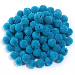 Nahaufnahme von seeblauen flockierten Samtperlen mit Loch für DIY-Schmuckherstellung