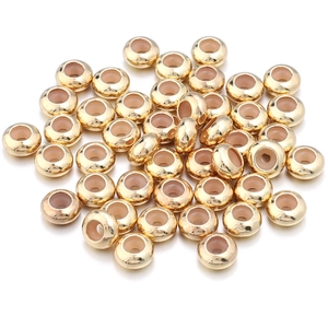 Detail van gouden platte schuifkralen met siliconen inzetstuk voor DIY-sieraden
