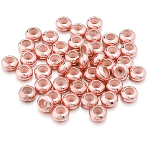 Detail van roségouden siliconen stopkralen voor DIY sieraden maken en ontwerpen
