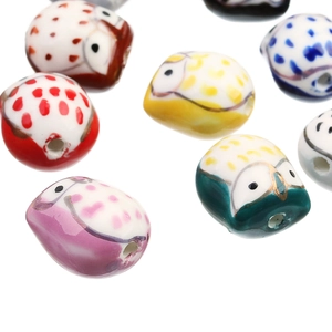 Détails macro de perles chouettes en céramique peintes à la main pour création de bijoux