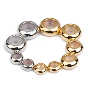 Macrodetail van gouden en zilveren schuifkralen met siliconen inzetstuk voor DIY-armbanden