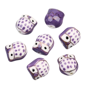 Détail de perles en céramique hibou peintes à la main avec points violets pour bijoux