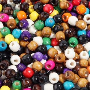 Gros plan de perles en bois d'érable colorées pour la création de bijoux DIY