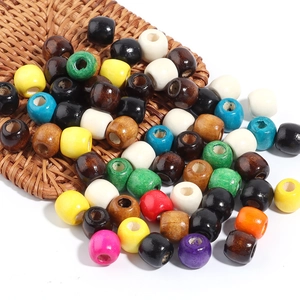 Gros plan de perles colorées en érable à grands trous pour bijoux DIY et artisanat