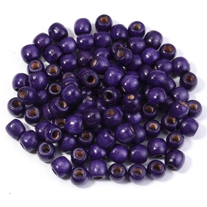 Vue macro de perles en bois d'érable violet avec de grands trous pour création bijoux