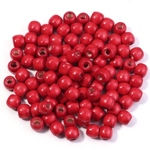 Vue rapprochée de perles en bois d'érable rouge brillant pour la création de bijoux DIY