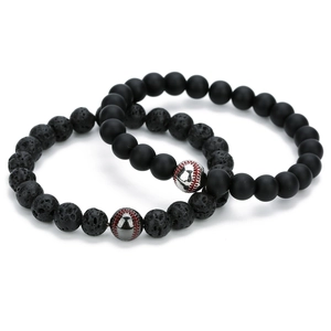 Detail von 8mm Lavastein und Onyx Baseball Perlenarmbändern mit roten Nahtakzenten
