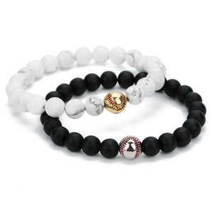 8mm Baseball Perlenarmband Set mit matten Onyx und Türkis Perlen auf weißem Hintergrund