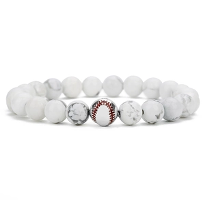 Detailansicht der 8mm Howlith-Perlen und Baseball-Charm auf dem elastischen Armband