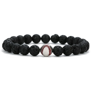 Detail von 8mm Lavastein Perlenarmband mit weißem Baseball-Anhänger und roten Nähten