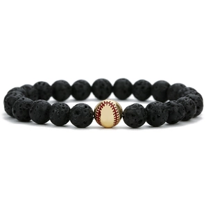 Makroaufnahme von 8mm schwarzen Lavasteinperlen mit goldenem Baseball-Metallanhänger