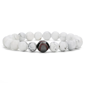 Makro-Detail von 8mm Türkis-Perlen und Baseball-Perle an einem elastischen Armband