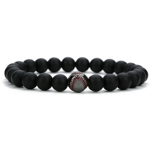 Makro-Detail eines 8mm matten schwarzen Perlenarmbands mit einer Baseball-Metallperle