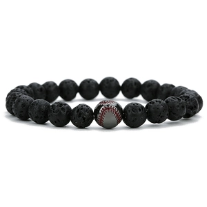 Detailansicht der 8mm Lavastein-Perlen und Baseball-Charm auf elastischem Armband