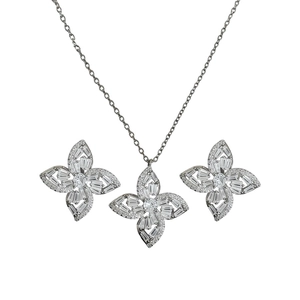 Élégant ensemble de bijoux floraux en argent avec collier étincelant et boucles d'oreilles assorties