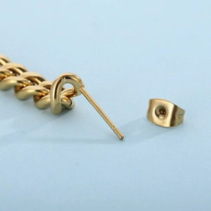 Boucles d'oreilles clous en acier inoxydable doré avec chaîne gourmette et fermoir