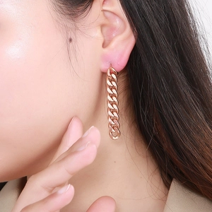Élégantes boucles d'oreilles pendantes en chaîne gourmette plaquée or 18 carats