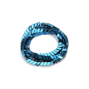 Makroaufnahme von metallisch tiefblauen Pfeilperlen mit Hochglanz-Finish für DIY-Schmuck