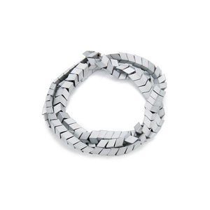 Makroaufnahme matter grauer V-förmiger Chevron-Perlen für DIY-Schmuck und Halsketten
