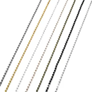 Detail van kleine metalen ballkettingen in zilver goud en diverse uitvoeringen