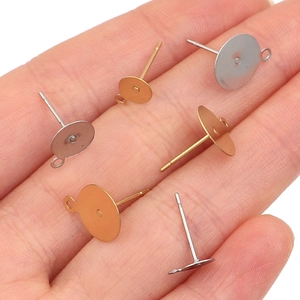Primer plano de bases para pendientes de acero inoxidable con aro para bricolaje