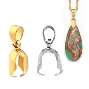 Vue détaillée des attaches bélières dorées et argentées avec un pendentif en jade sur chaîne