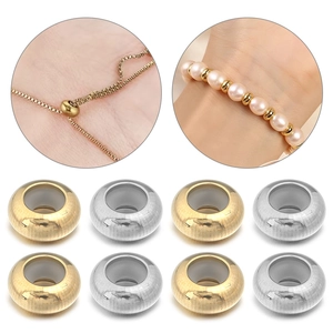 Détail macro de perles d'arrêt en silicone or et argent pour bijoux DIY personnalisés