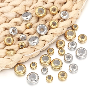Détail des perles d'arrêt en acier inoxydable doré et argenté avec insert en silicone
