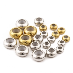 Vue rapprochée de perles d'espacement en acier inoxydable doré et argenté pour bijoux DIY