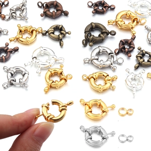 Détail de fermoirs bouées en laiton en finitions variées pour la création de bijoux