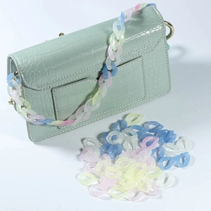 Bolso de hombro verde con diseño de cocodrilo y cadena de eslabones acrílicos de colores