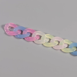 Detalle de eslabones de cadena acrílicos coloridos en tonos pastel para joyería DIY