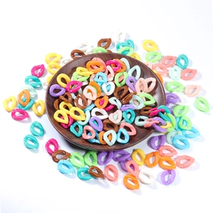 Primer plano de eslabones de cadena de acrílico coloridos para joyería DIY en un cuenco