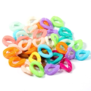 Primer plano de eslabones de cadena acrílicos coloridos para bisutería DIY