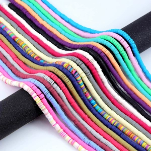 Nahaufnahme bunter flacher Heishi-Perlen aus Ton für DIY-Schmuckherstellung