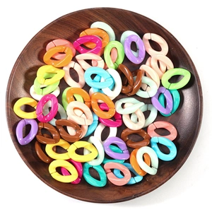 Eslabones de cadena de acrílico colorido para joyería DIY en bandeja de madera
