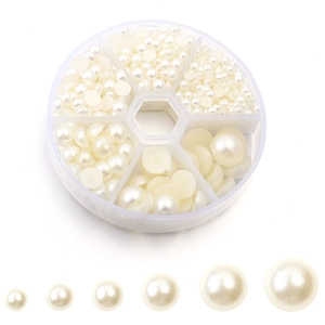 Détail de perles ABS demi-rondes de tailles variées avec boîte de rangement claire