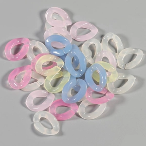 Primer plano de eslabones de cadena acrílicos de colores para crear joyas de bricolaje