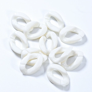 Primer plano de eslabones acrílicos retorcidos blanco leche para joyería DIY y cadenas
