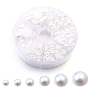 Lot de demi-perles nacrées à dos plat pour DIY dans une boîte de rangement ronde
