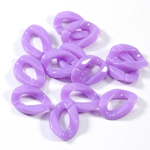 Primer plano de eslabones de cadena acrílicos morados mate para joyería y manualidades